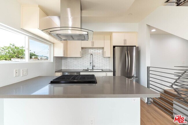 Building Photo - 756 N Ridgewood Pl