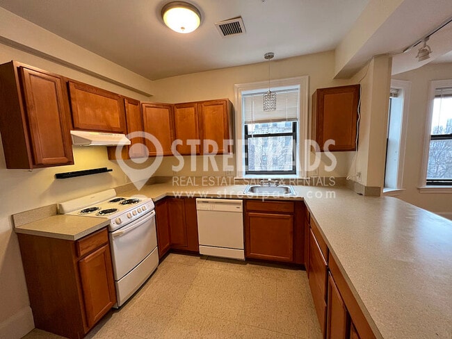 Building Photo - 881 Massachusetts Ave