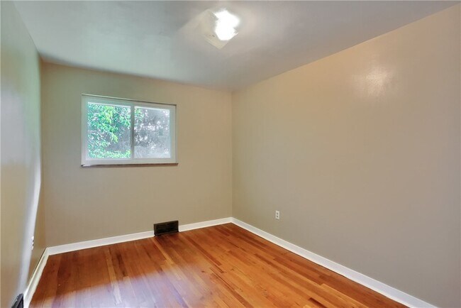 Building Photo - 194 Woodridge Dr