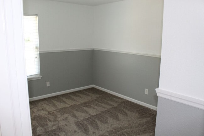 Building Photo - 612 Woodfield Cir