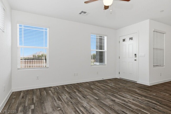 Building Photo - 482 Golden Myna Ave