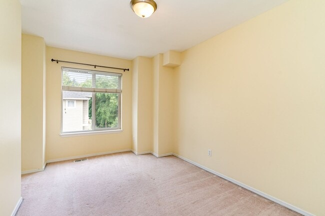 Building Photo - Available Now – Spacious 3-Bedroom Townhom...