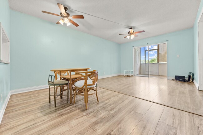 Building Photo - 2770 Garden Dr S