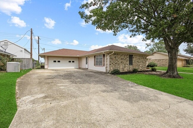 Building Photo - 216 Red River Dr