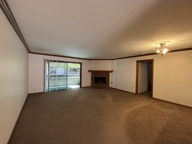 Building Photo - 8860 Villa La Jolla Dr