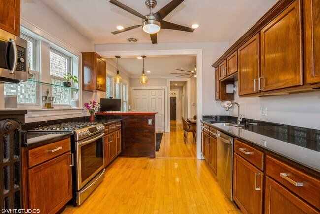 Building Photo - 5034 N Lawndale Ave