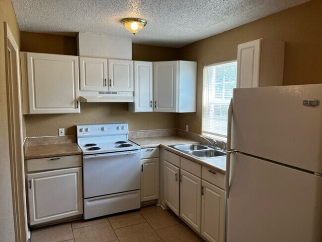 Building Photo - 2BD/1.5B Apartment in Adel