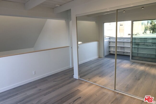 Building Photo - 21 1/2 Wavecrest Ave