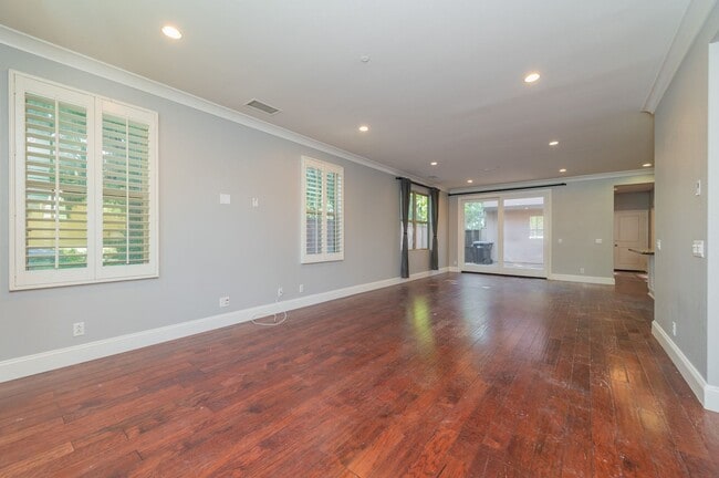 Building Photo - 3BD/2.5BA/2Garage Two Story upgraded End Unit Condo Woodbury Irvine $4800