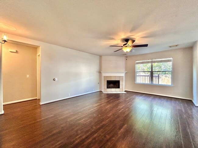 Building Photo - Beautiful 4-Bed Home with Open Floorplan, ...