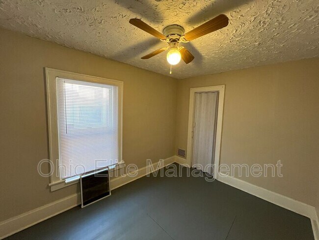 Building Photo - 810 Reinhard Ave