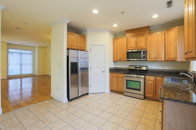 Building Photo - 803 McHenry St