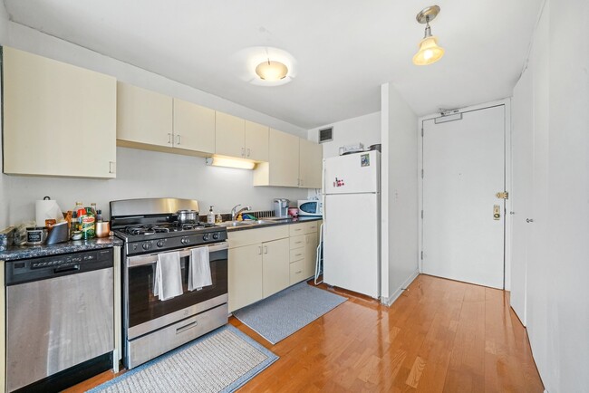 Building Photo - 444 W Fullerton Pkwy