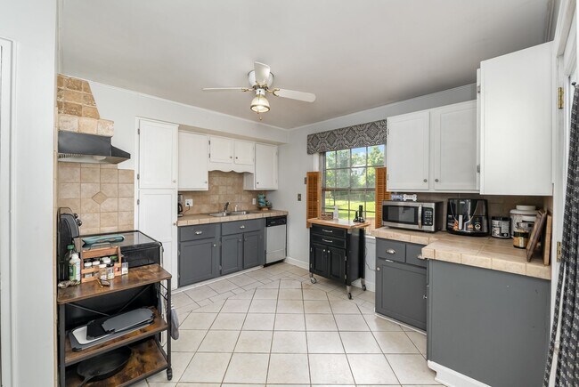 Building Photo - 1633 Sunset Dr