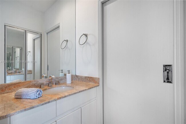 Building Photo - 888 Brickell Key Dr