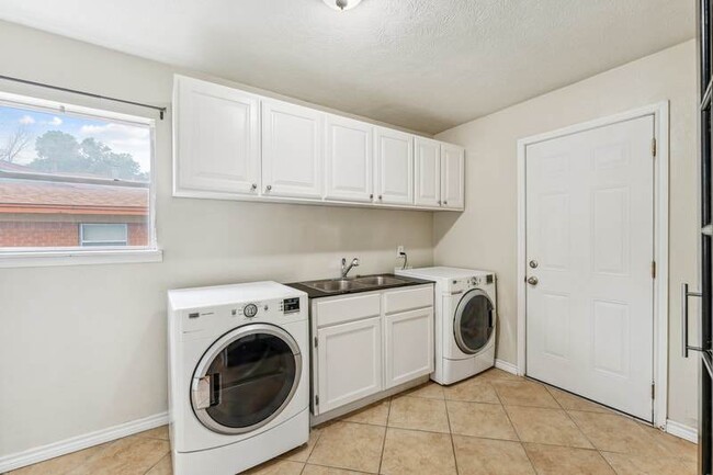 Building Photo - Bright, spacious 3 bedroom 2 bath easy wal...