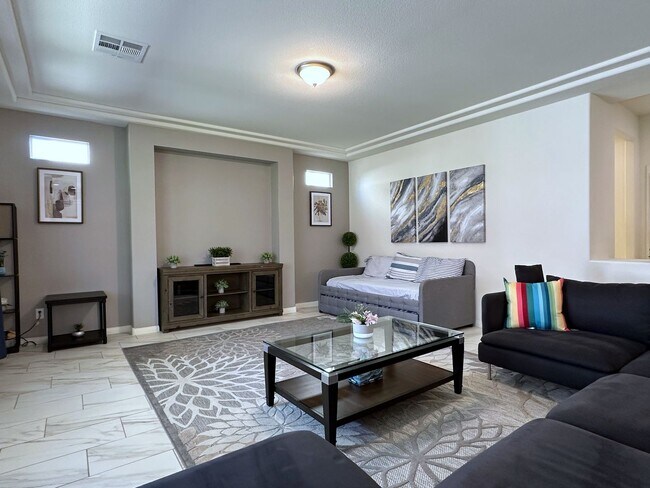 Building Photo - 4Bdrm/2.5bath Single Family Home - Fully Furnished