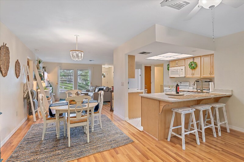 Building Photo - 3636 Roslyn Rd