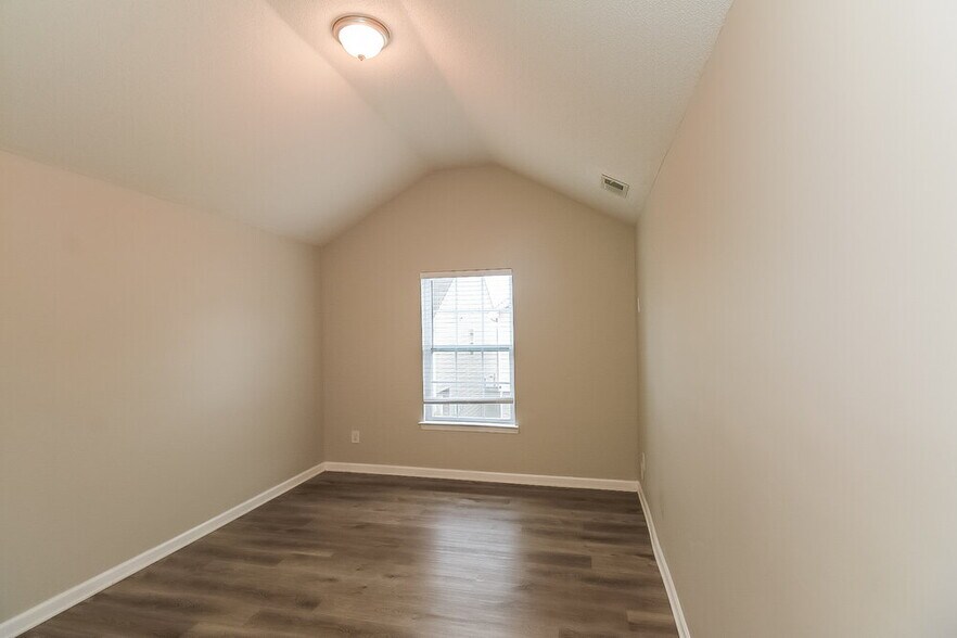 Building Photo - 1585 Tigris Ct