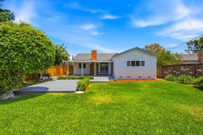 Building Photo - Beautifully Updated 3 Bedroom Home in Desired Costa Mesa Location