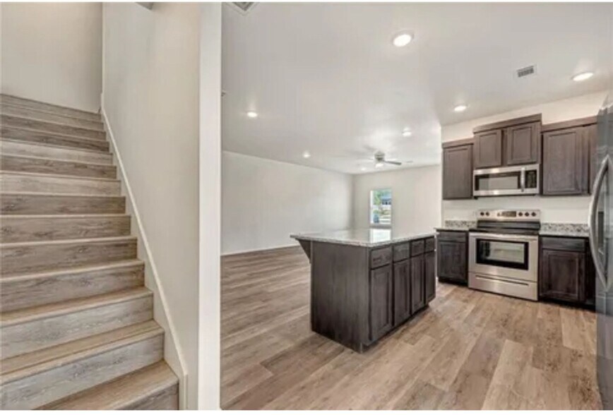 Building Photo - 820 S Benchmark Ln