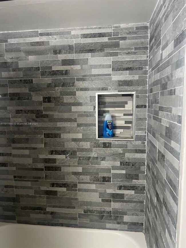 Building Photo - 4760 Lucerne Lakes Blvd W