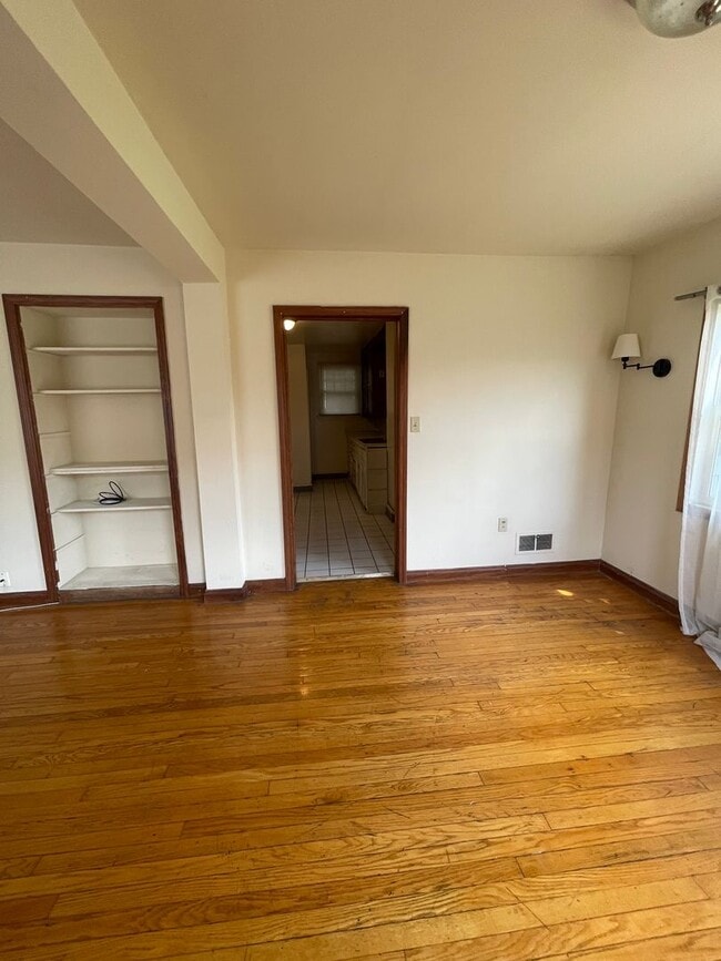 Building Photo - 4 bedroom 1 1/2 bath single family house with yard.