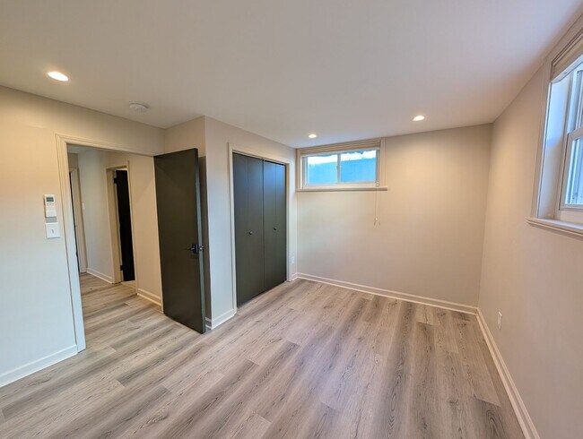 Building Photo - Great West Asheville Location!