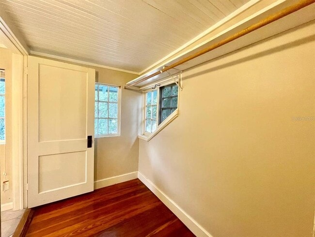 Building Photo - 557 6th Ave N