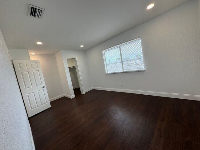 Building Photo - ** Sweeeet Deal! 2 Bedroom 1 Bath** Hablam...