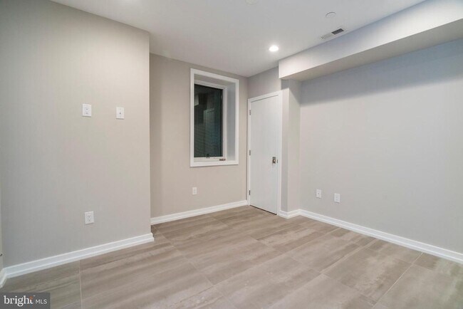 Building Photo - 1438 Clymer St