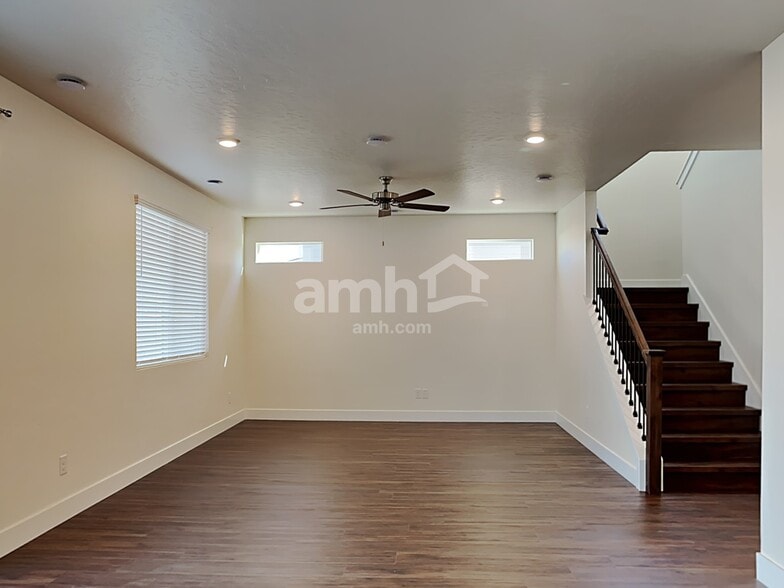 Building Photo - 1366 N Barkvine Ave