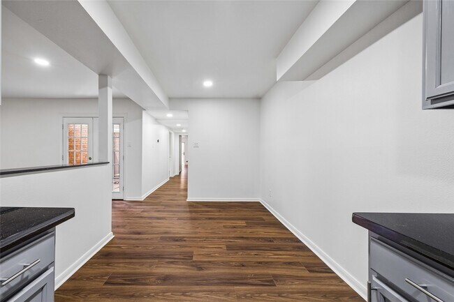 Building Photo - 705 Harold St