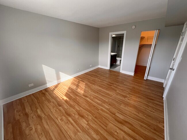 Building Photo - 2000 Bayside Dr