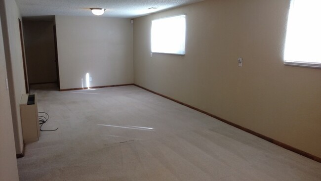 Building Photo - Large 3 Bedroom, 2 Bathroom Home in the Th...