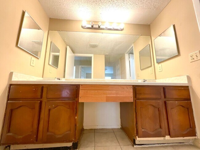 Building Photo - Available Now! 3 Bedroom / 2 Bath Home Nea...