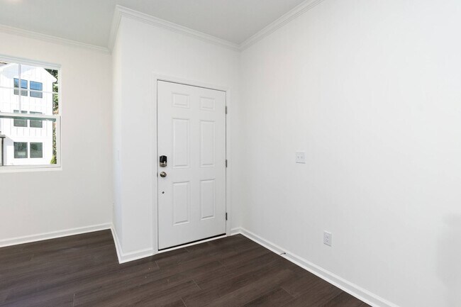 Building Photo - Three Bedroom End Unit Townhome!