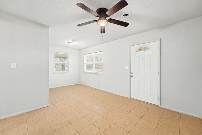 Building Photo - 911 S 10th St