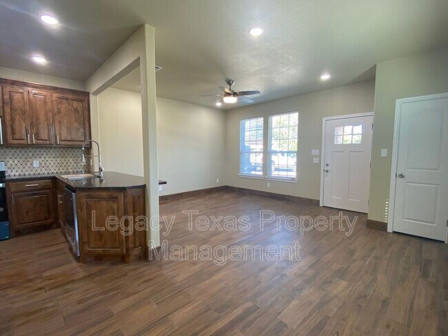 Building Photo - 105 Sabine Ave