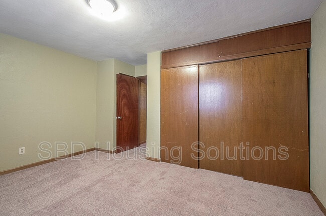 Building Photo - 9519 E 18 St S