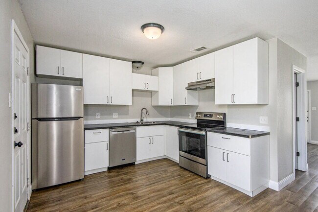 Building Photo - Great 2 Bdrm 1.5 Bath Duplex - Keller, TX