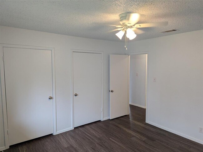 Building Photo - 907 S Riviera Cir