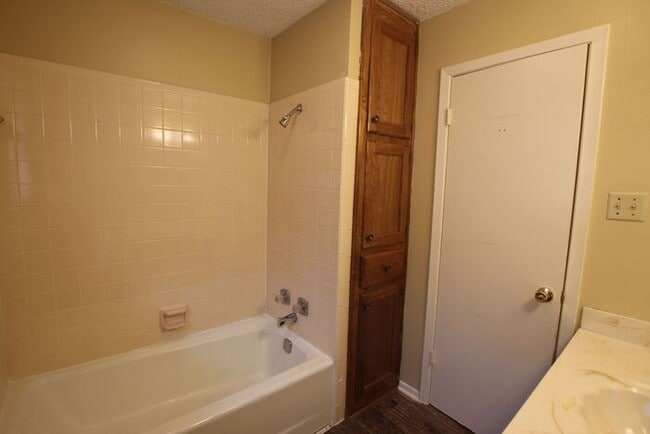 Building Photo - Adorable 3 Bedroom Duplex in Tyler