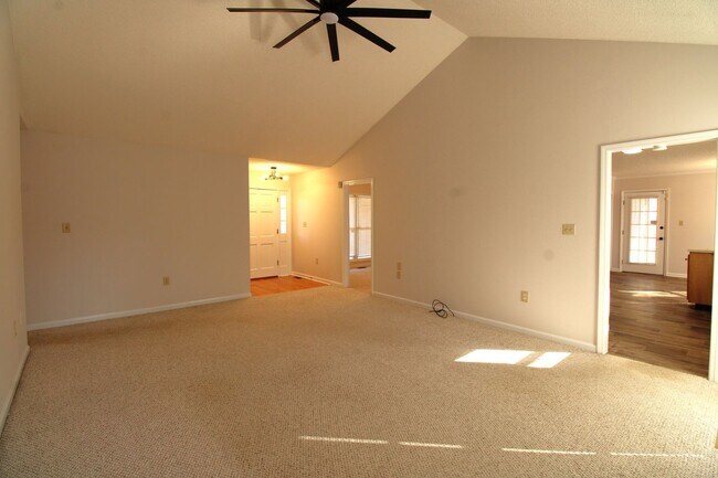 Building Photo - Awesome 3 bedroom home in a great area!