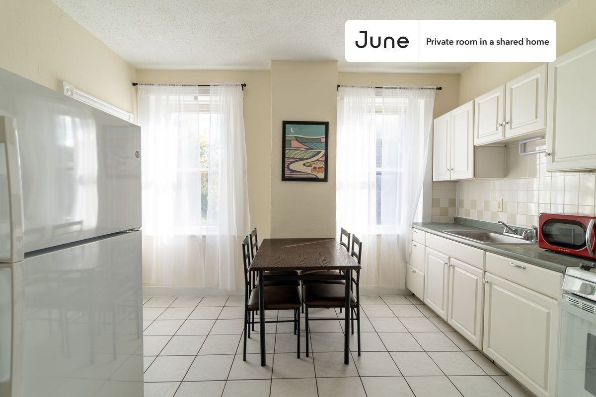 Building Photo - Room in Shared 3 bed/1 bath home