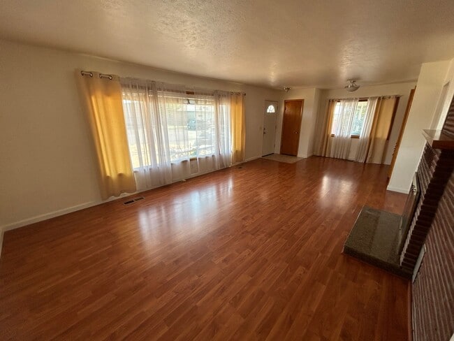 Building Photo - Beautiful Ranch style 3 bed/2 bath home - ...