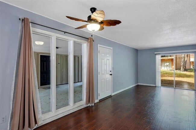 Building Photo - Hawthorne Reserve Condo