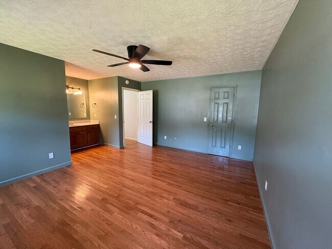 Building Photo - 671 Circle Dr
