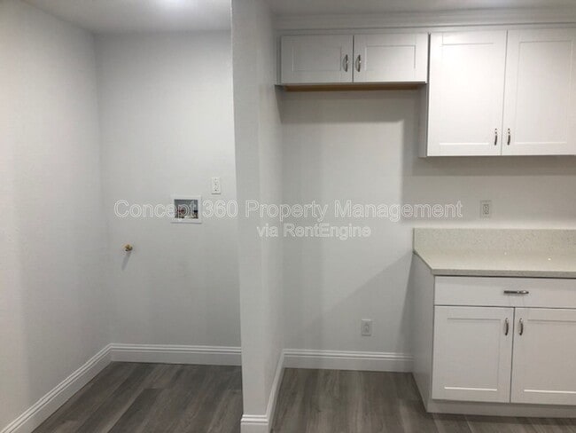 Building Photo - 1327 W Parade St