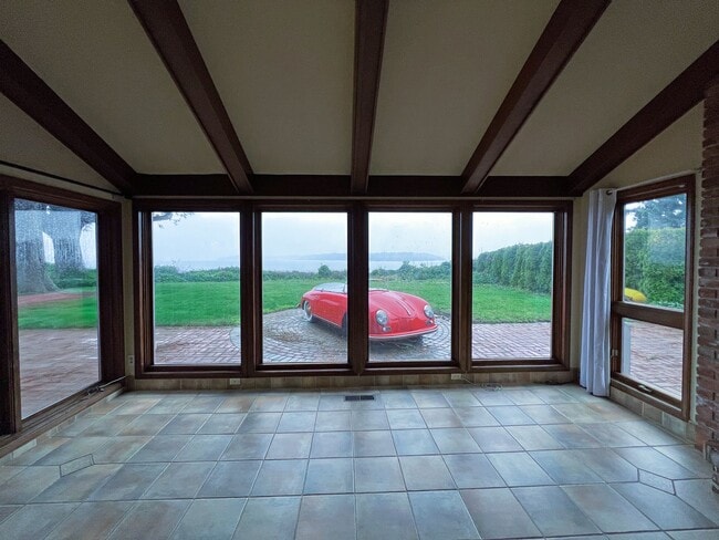 Building Photo - Gated Sound view home Des Moines area, 4 bed plus den 2.5 bath 3900 s/f, Available NOW!!!